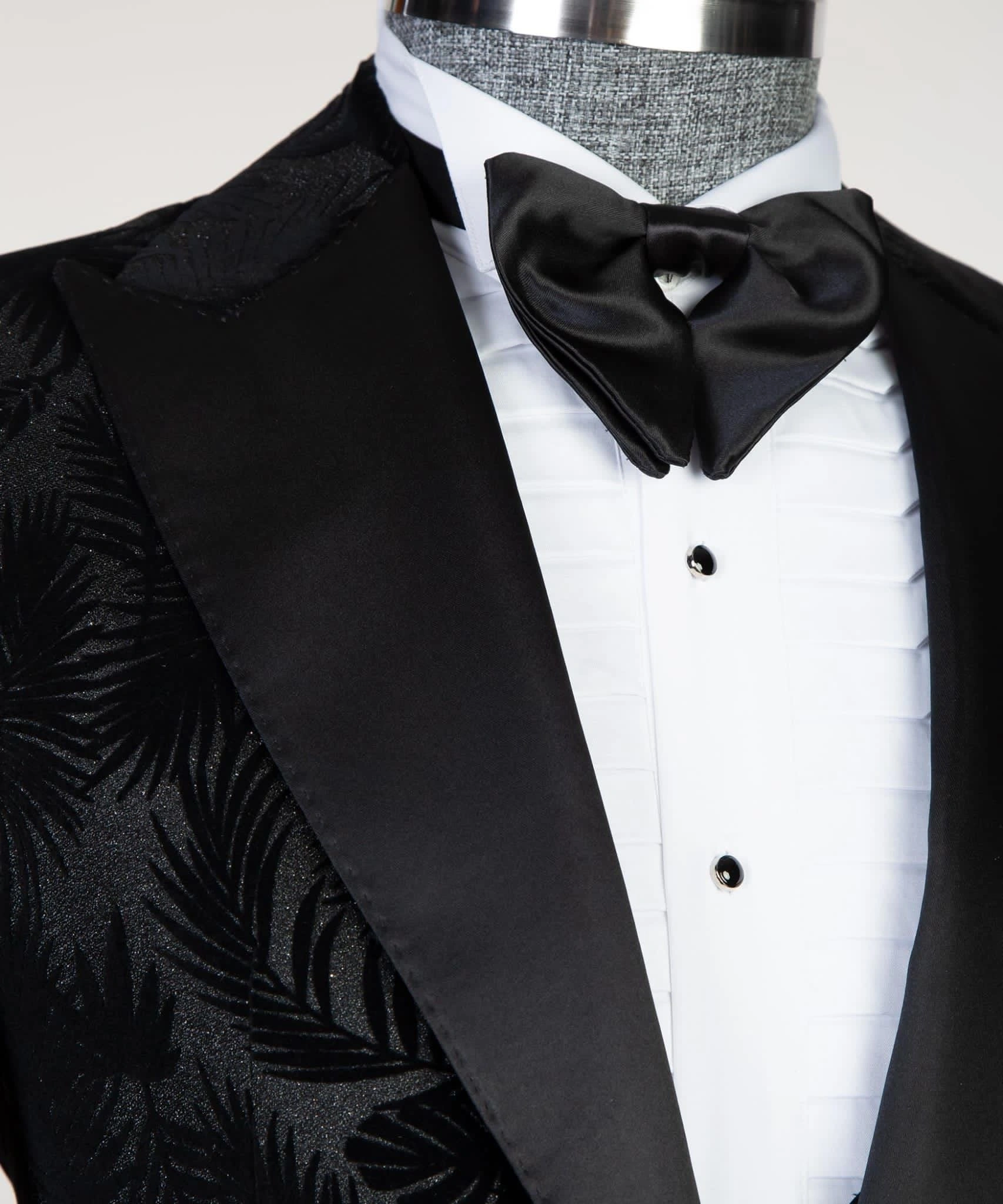 Sophisticated Black Tuxedo Suit Set – A Classic Gentleman's Wardrobe Essential.