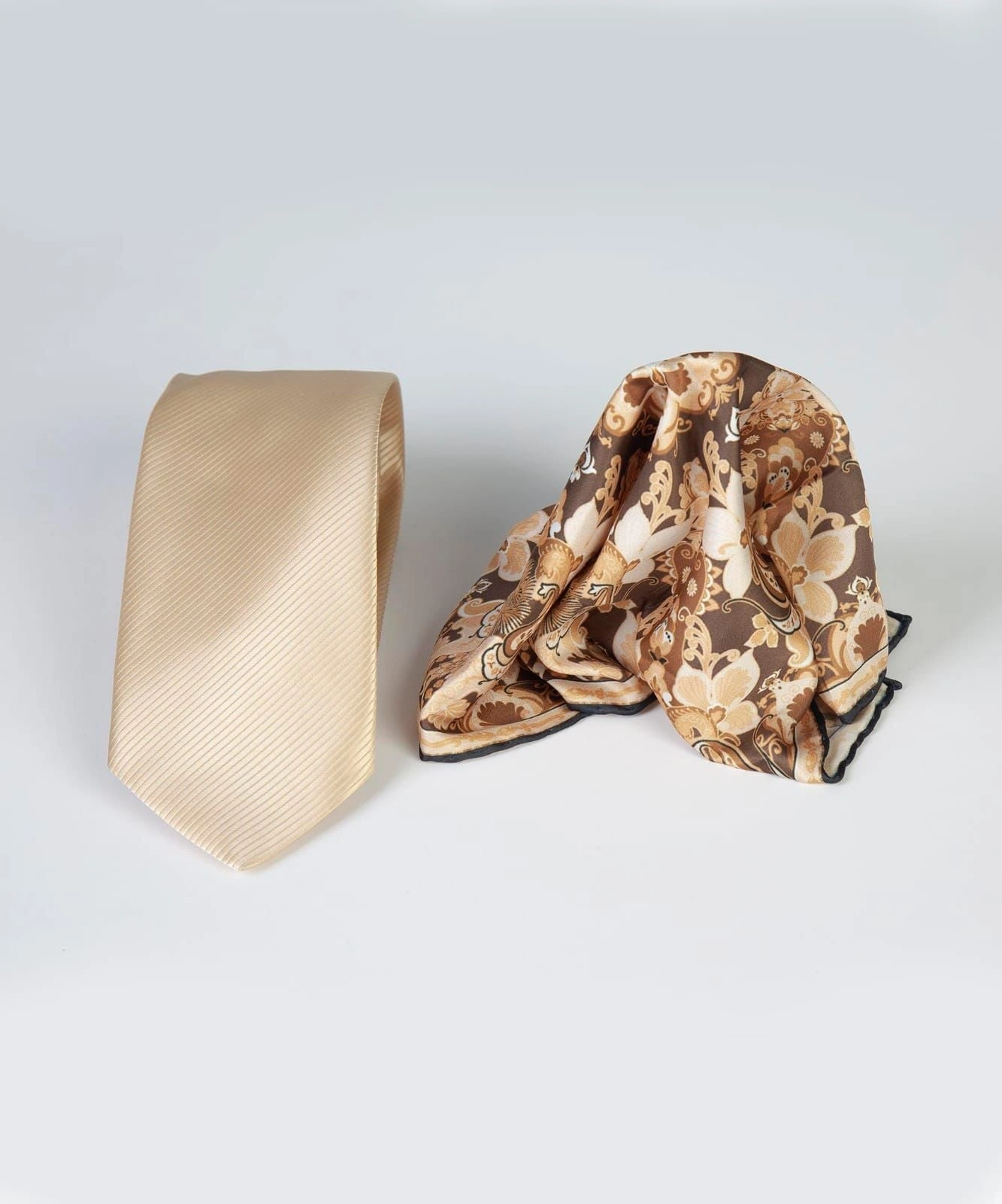Charming Tie & Hanky Set: Elevate Your Look with Classic British Style and a Touch of Whimsy.